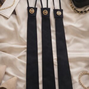 Krawat damski czarny materiałowy z broszką