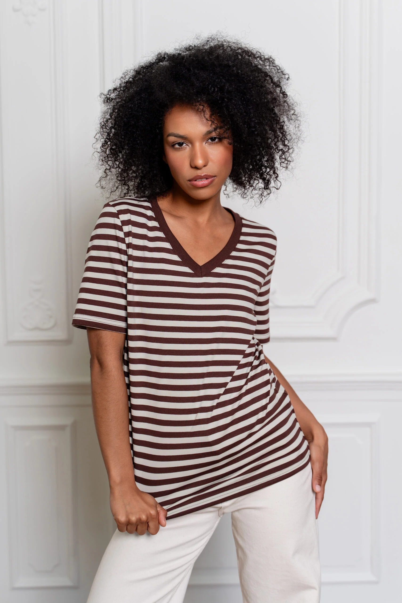 T-shirt damski V-neck serek w paski brązowo-beżowe Bopoco