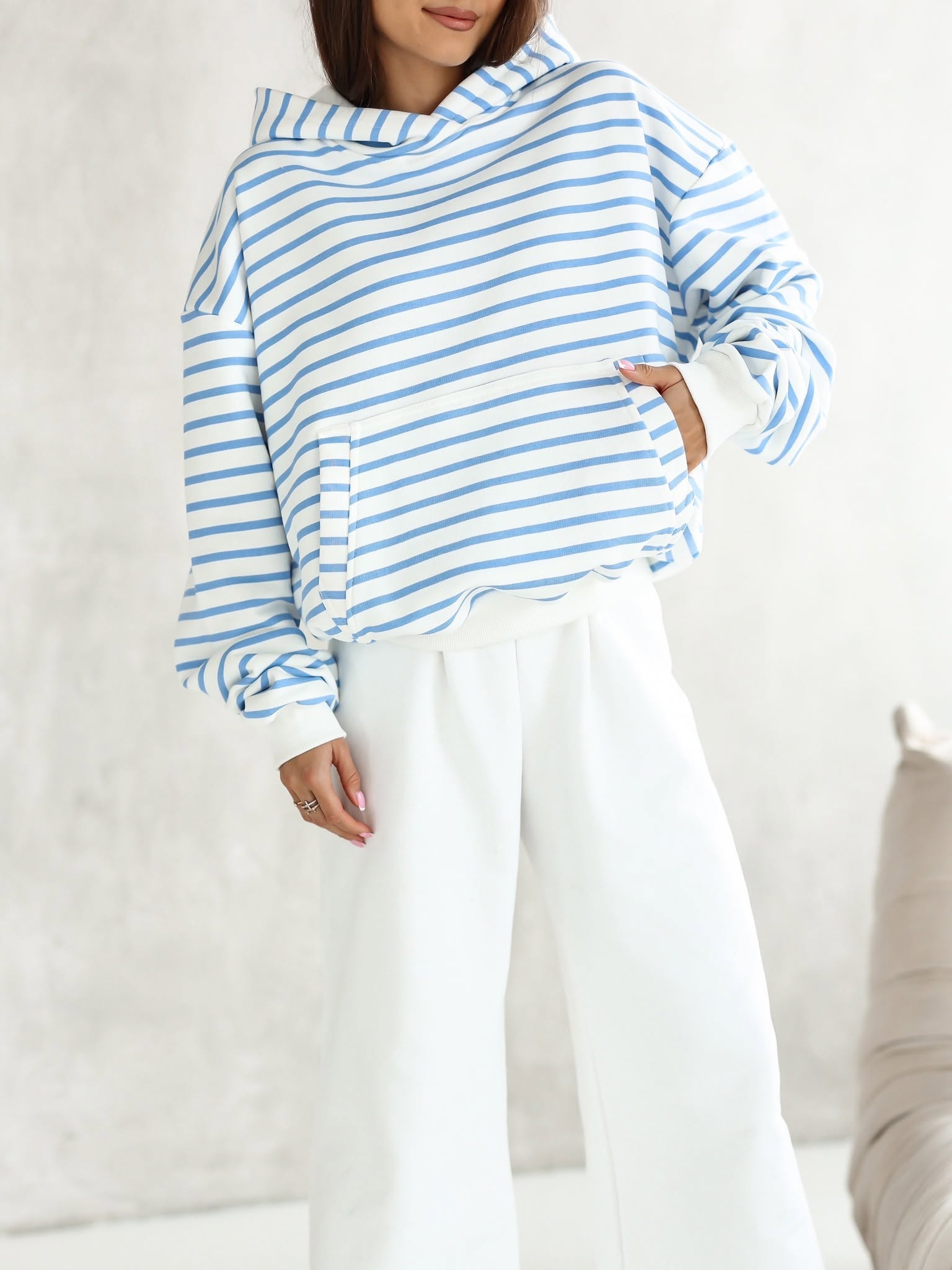 Bluza damska z kapturem Paski Lara Fashion błękitna