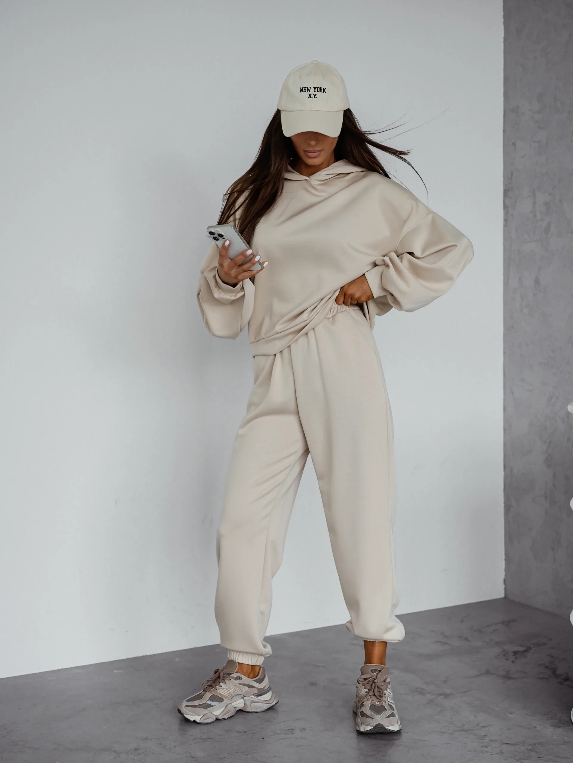 Komplet damski masełkowy basic bluza spodnie Maslove beżowy - obrazek 2